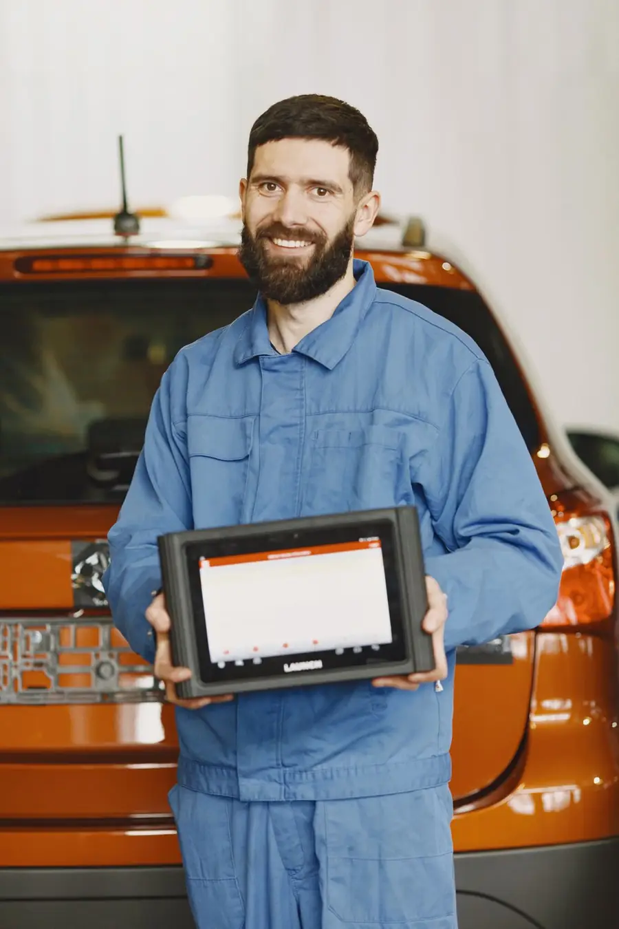 Técnico con escáner de diagnóstico computarizado