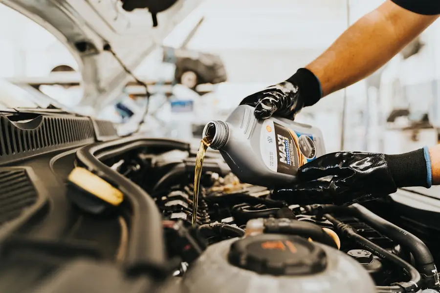 Mantenimiento de motor: manos trabajando bajo el capó