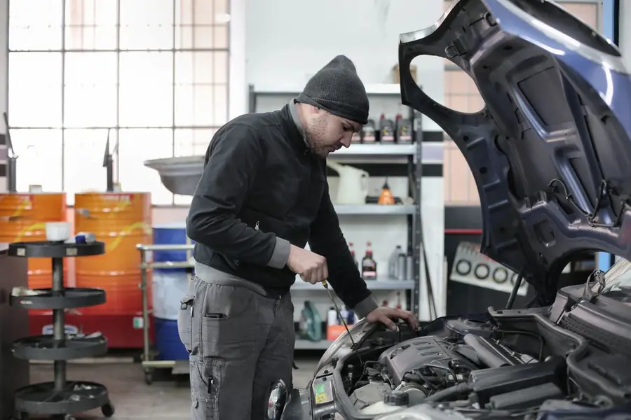 Mecánicos trabajando en el motor de un carro