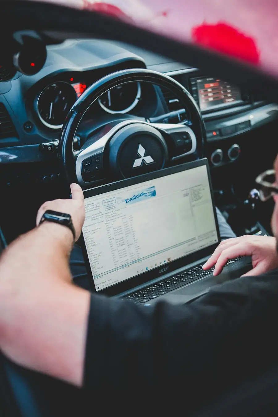 Reprogramación de ECU con laptop conectada al carro