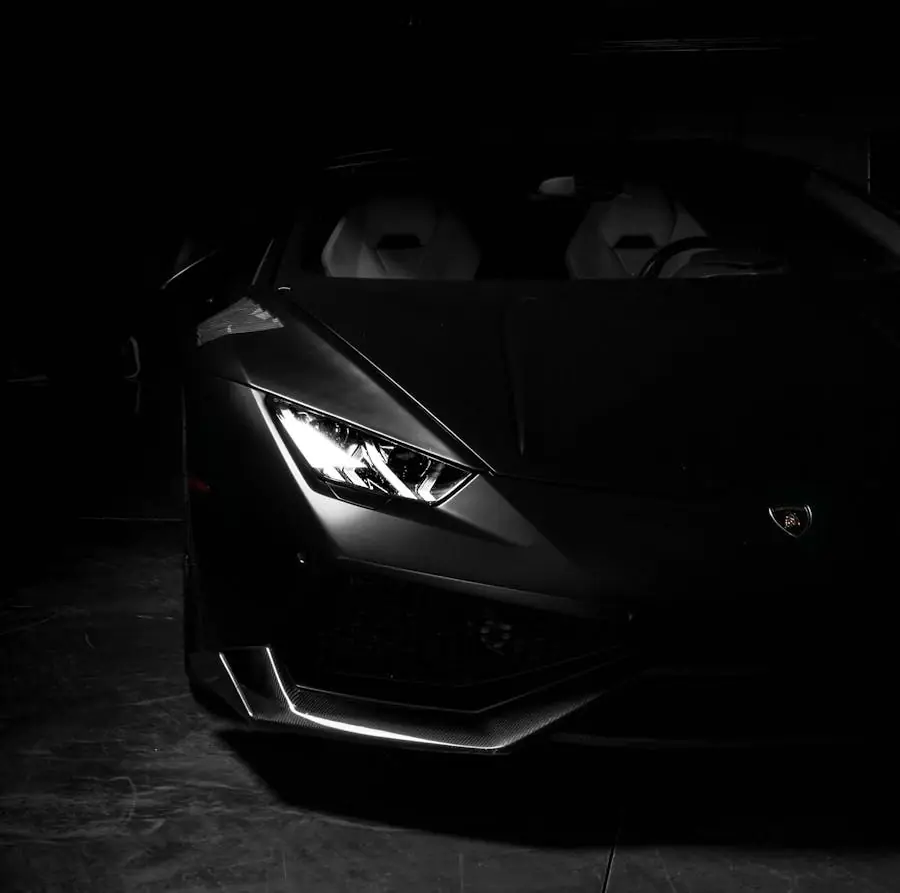 Carro deportivo negro en penumbra