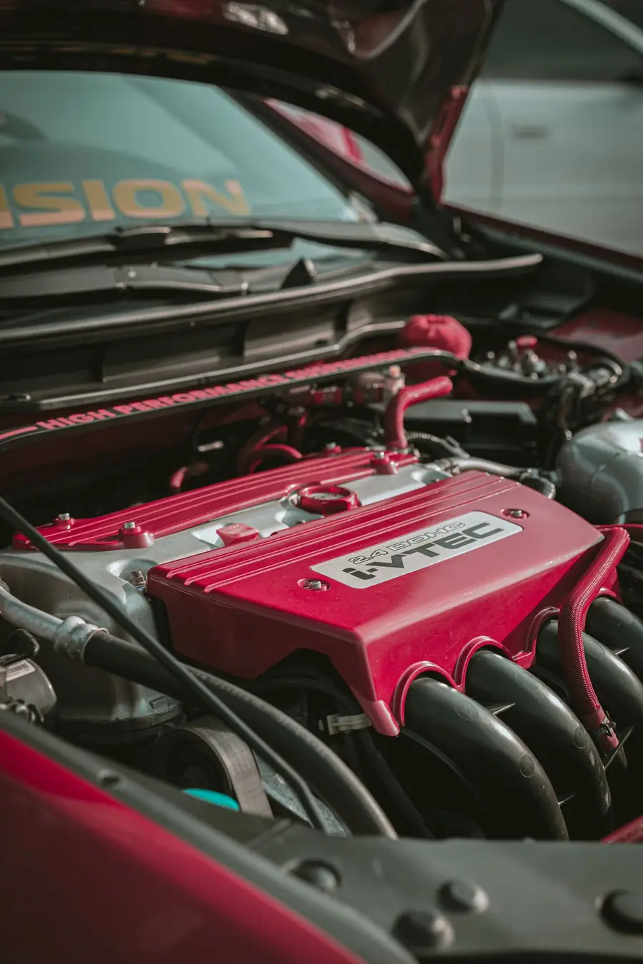 Motor de alto desempeño con tapa roja